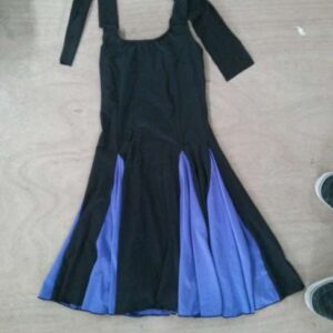 שמלה שחורה משלושים סגול