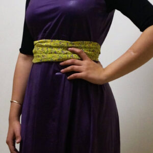 שמלה סגולה עם חגורה צהובה פרחונית מתאים לכיתות ב׳-ו׳